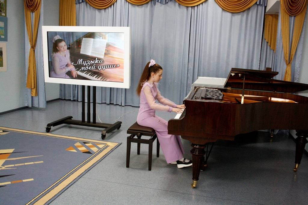 Бондаренко Елизавета играет на рояле